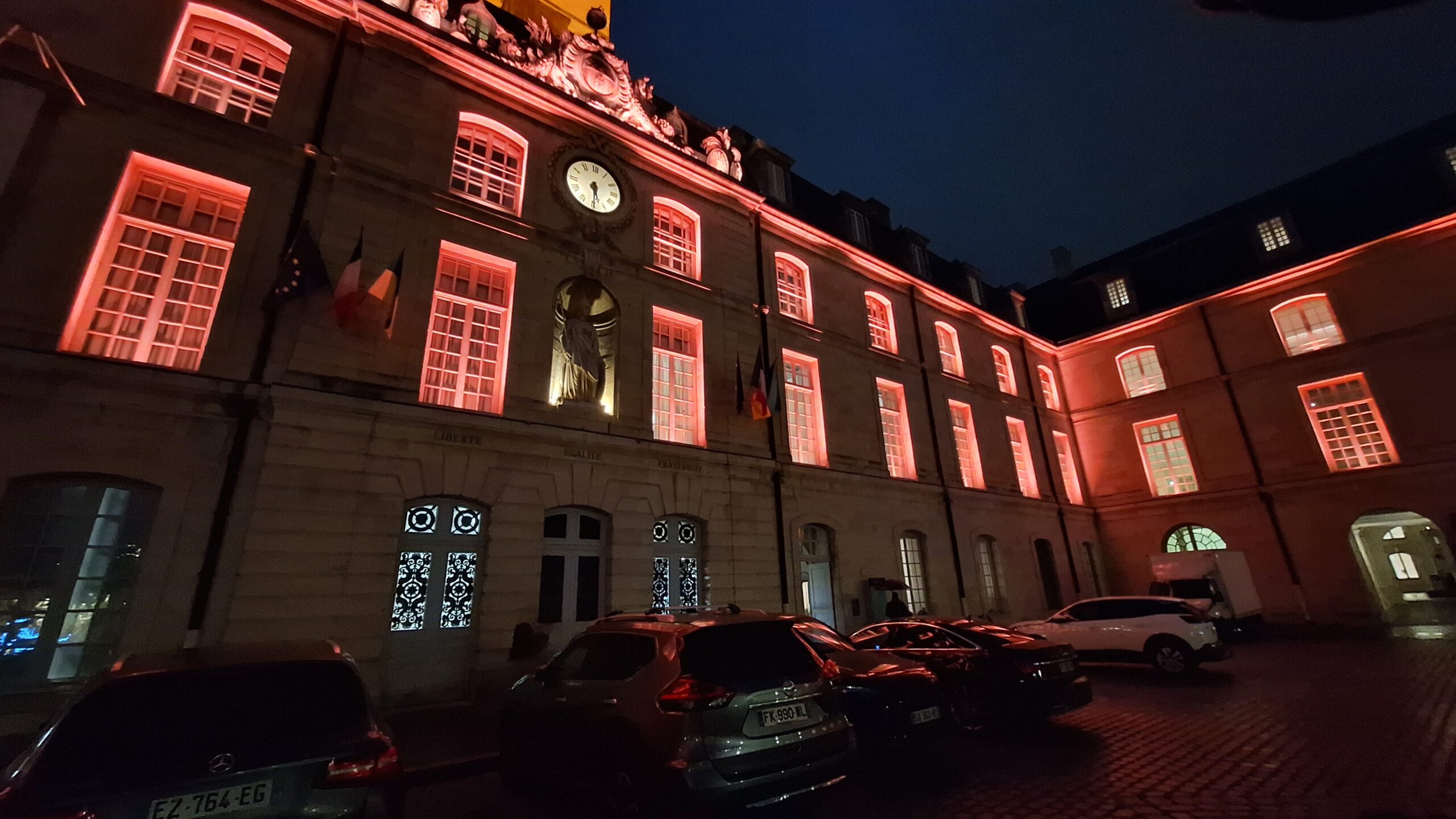 L’Hôtel de Ville de Dijon s’illumine en orange : un engagement contre les violences faites aux femmes