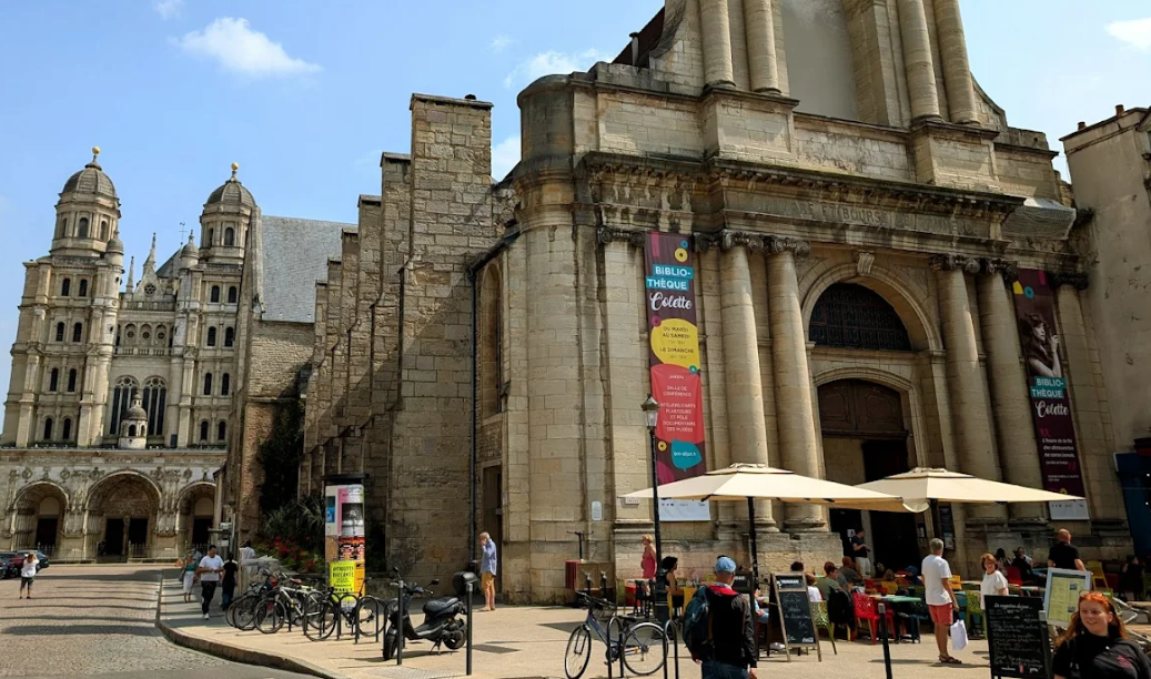 Bibliothèque Colette : suspension temporaire du service Click &amp; Colette en raison des travaux