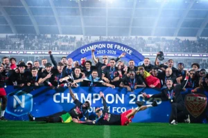 Le DFCO termine en fête : victoire contre Orléans et pelouse envahie par le public