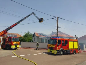 Chenôve : un feu de toiture mobilise 22 sapeurs-pompiers de Côte-d’Or