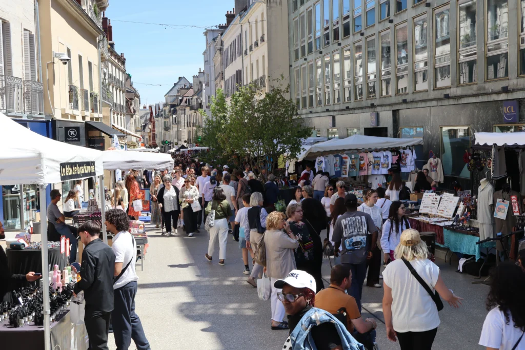 En images : une foule au rendez-vous pour la Braderie de Printemps à Dijon