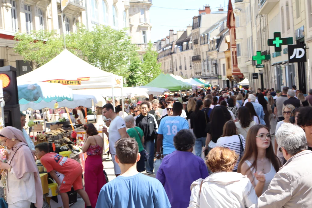 En images : une foule au rendez-vous pour la Braderie de Printemps à Dijon