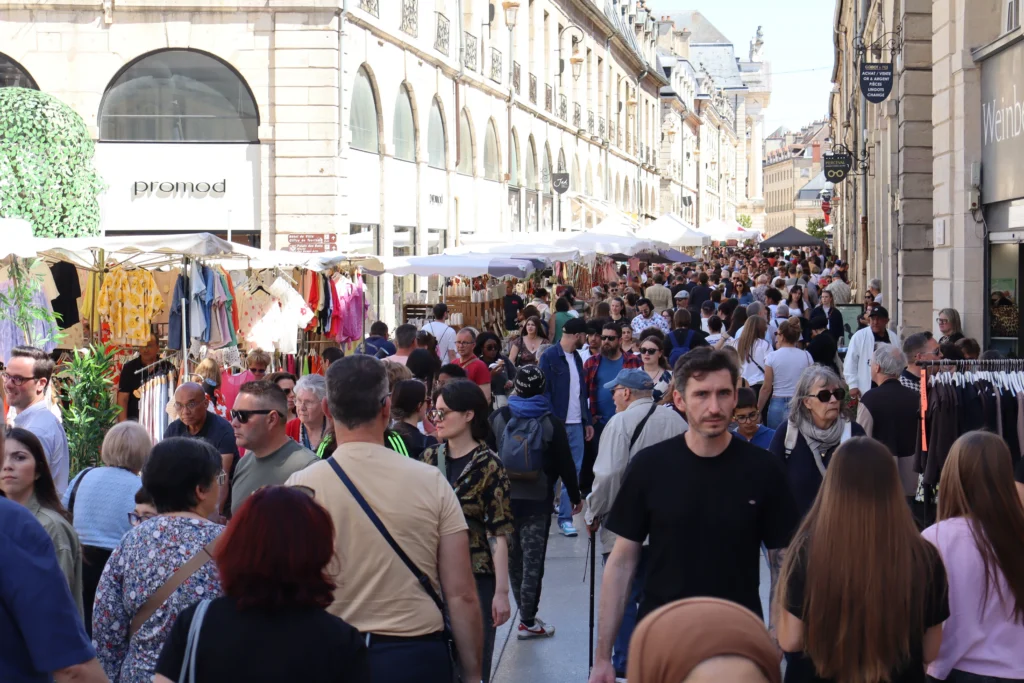 En images : une foule au rendez-vous pour la Braderie de Printemps à Dijon