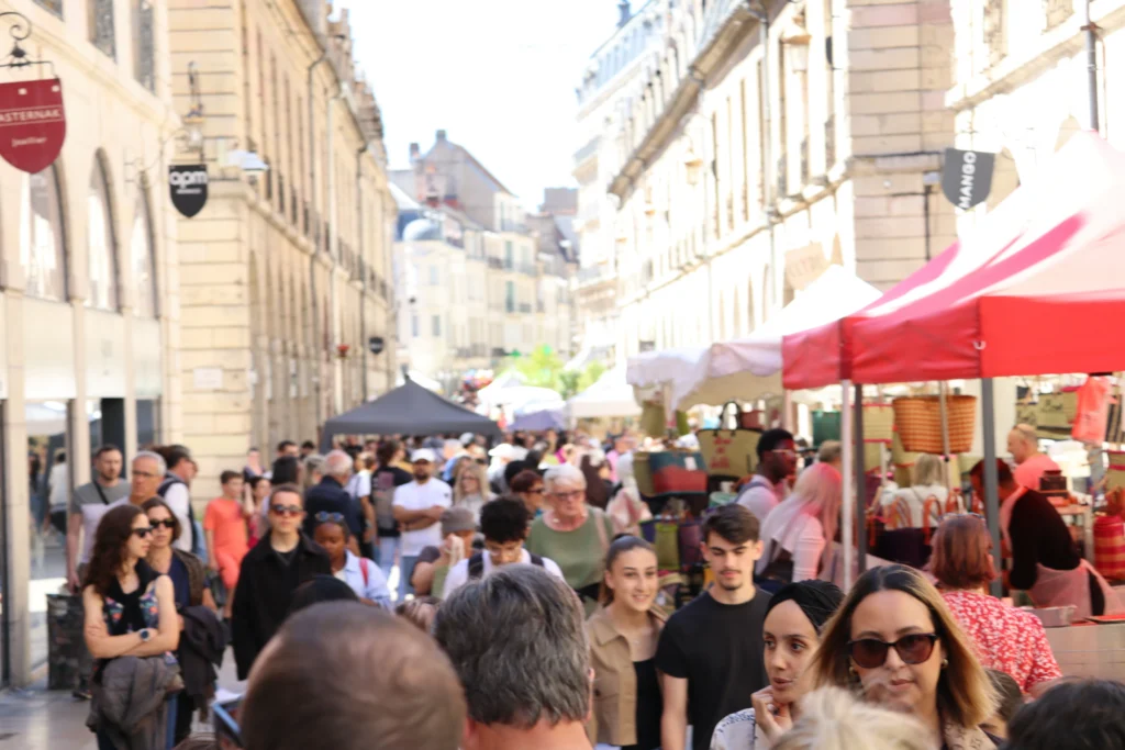 En images : une foule au rendez-vous pour la Braderie de Printemps à Dijon