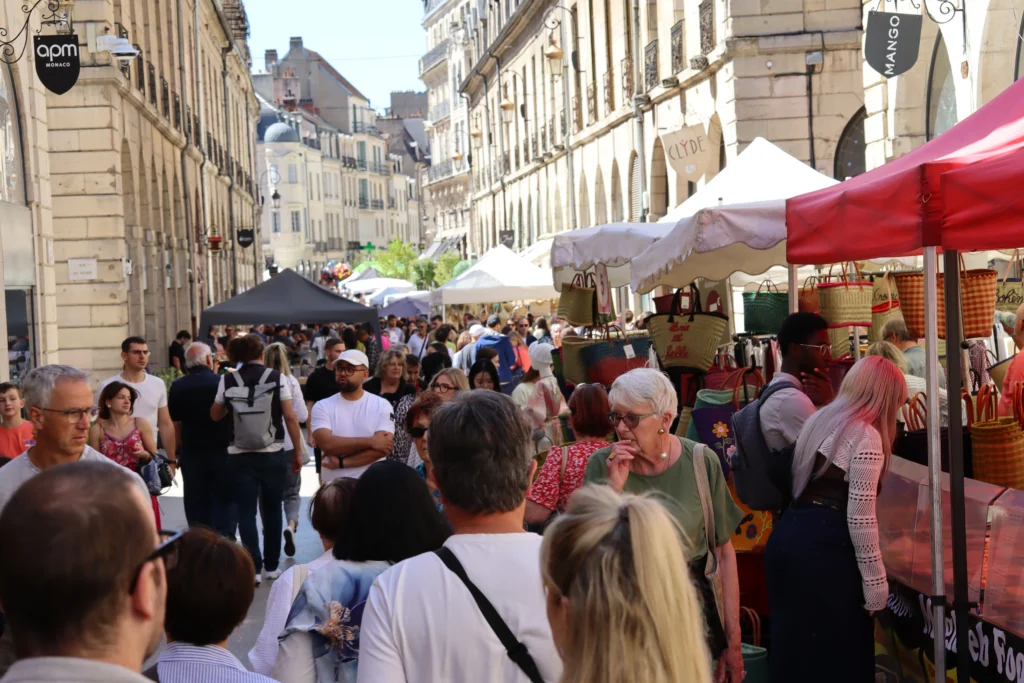 En images : une foule au rendez-vous pour la Braderie de Printemps à Dijon
