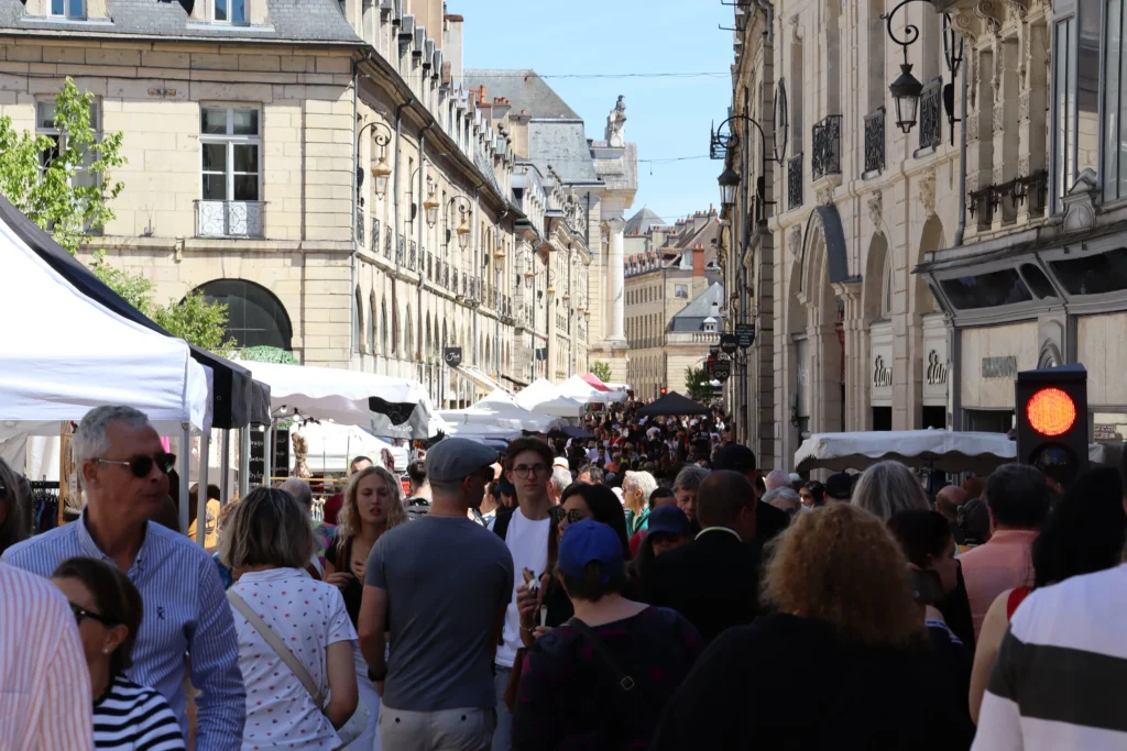 En images : une foule au rendez-vous pour la Braderie de Printemps à Dijon