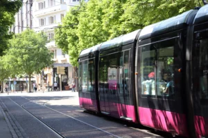 Bus, tram et vélos gratuits : DiviaMobilités renforce ses offres estivales pour les moins de 26 ans