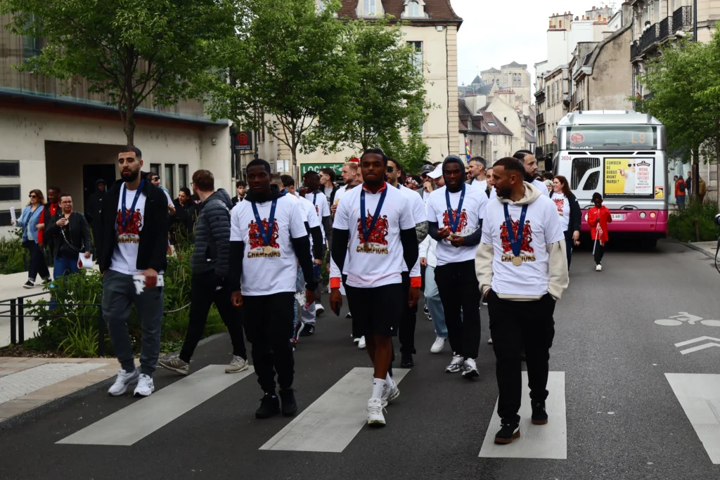 En images : le DFCO prolonge la fête dans le centre-ville de Dijon