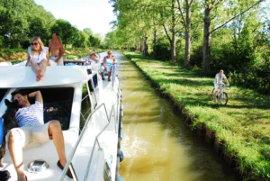 En Bourgogne-Franche-Comté, le tourisme fluvial séduit les voyageurs en quête de déconnexion