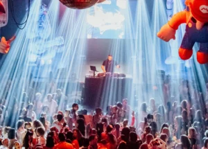 La Boum Géante revient à l’ex-BA 102 pour une soirée XXL avec BISCROCAMP