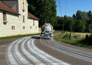 Côte-d’Or : le Département épand du lait de chaux pour sécuriser les routes face aux fortes chaleurs