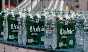 Greenwashing : la CLCV remporte une victoire judiciaire contre Volvic