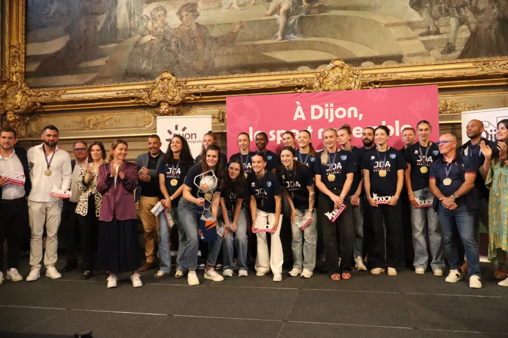 En images. Dijon célèbre les championnes d’Europe de la JDA Handball