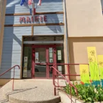 Canicule à Perrigny-lès-Dijon : le conseil municipal déplacé dans le parc, la salle Chantal-Bernard fermée