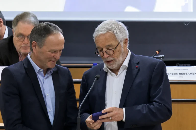 François Rebsamen - Jean Dubuet honoré par François Rebsamen : un hommage à 35 ans d’engagement au service de Flavignerot et de Dijon Métropole