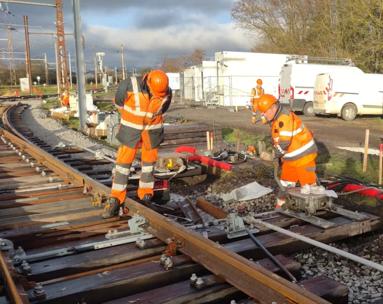 À Plombières-lès-Dijon, SNCF Réseau renouvelle les aiguillages d’un axe ferroviaire stratégique