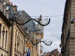 Dijon : les mystérieuses « décorations de Noël » de la rue de la Liberté sont en réalité… un décor de cinéma