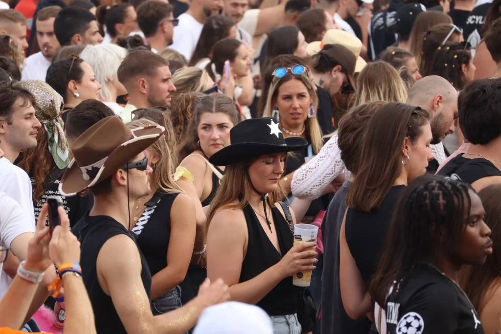 En images : immersion dans l’ambiance du Golden Coast ce samedi