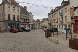 Semur-en-Auxois se prépare aux obsèques de François Patriat : circulation et stationnement fortement perturbés mardi