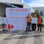 Dijon : L214 remet une « copie géante » à Carrefour pour réclamer 50 % d’animaux tués en moins d’ici 2030