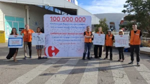Dijon : L214 remet une « copie géante » à Carrefour pour réclamer 50 % d’animaux tués en moins d’ici 2030