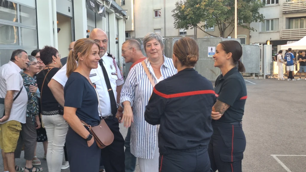 En images – Le Bal des pompiers de Dijon fait une nouvelle fois le plein à la caserne du Transvaal