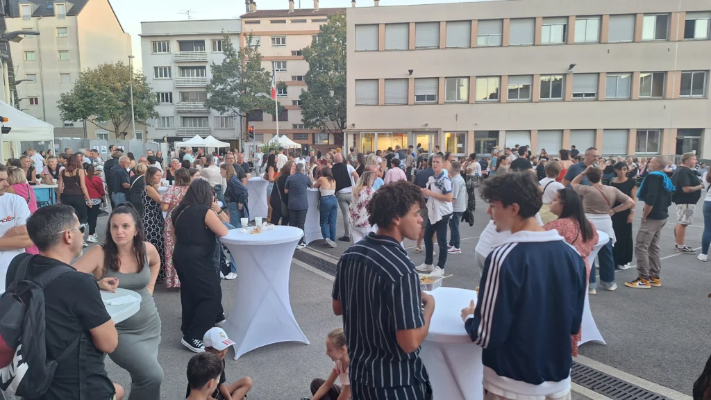 En images – Le Bal des pompiers de Dijon fait une nouvelle fois le plein à la caserne du Transvaal