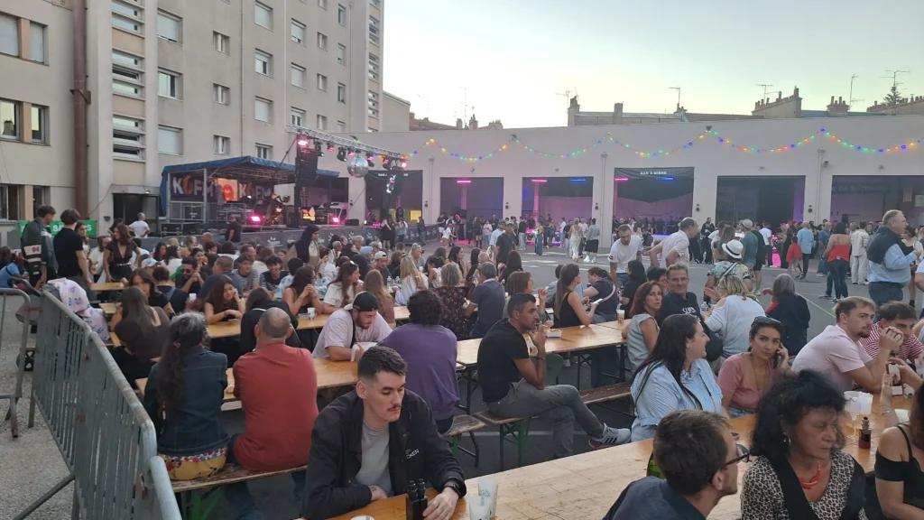En images – Le Bal des pompiers de Dijon fait une nouvelle fois le plein à la caserne du Transvaal