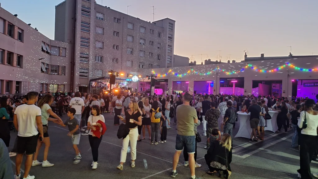 En images – Le Bal des pompiers de Dijon fait une nouvelle fois le plein à la caserne du Transvaal