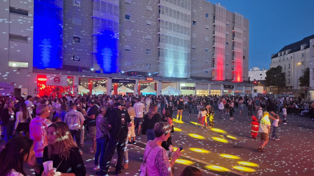 En images – Le Bal des pompiers de Dijon fait une nouvelle fois le plein à la caserne du Transvaal