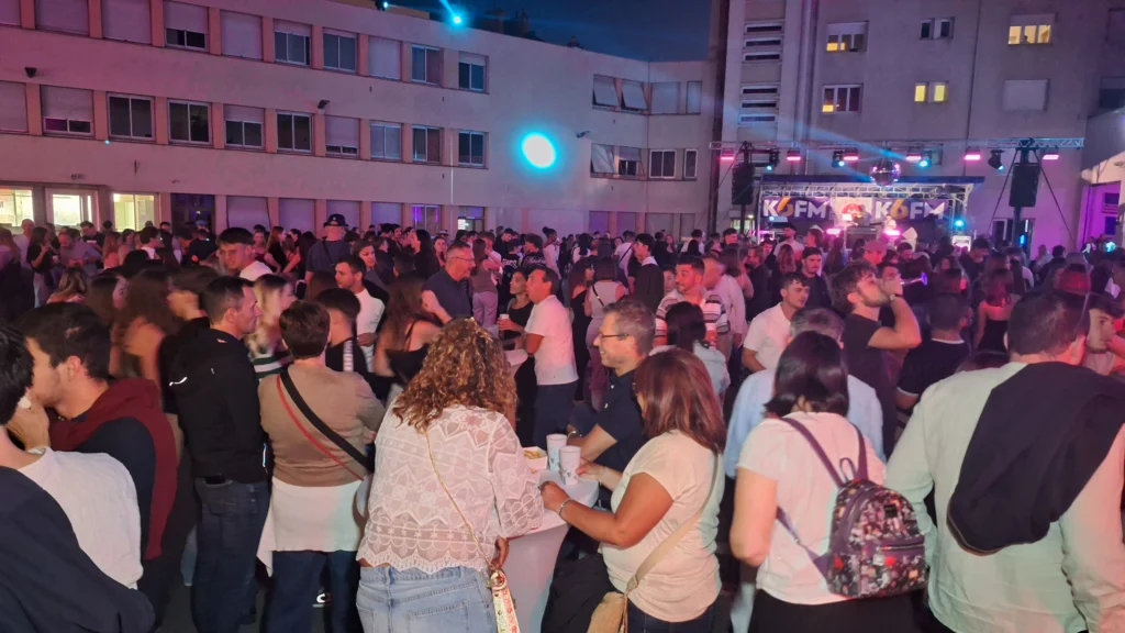 En images – Le Bal des pompiers de Dijon fait une nouvelle fois le plein à la caserne du Transvaal