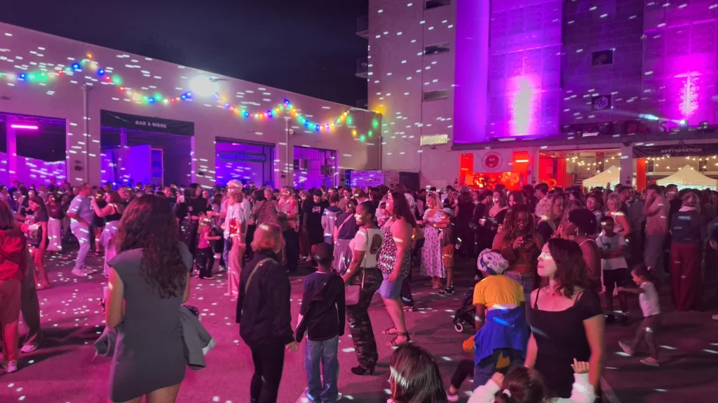 En images – Le Bal des pompiers de Dijon fait une nouvelle fois le plein à la caserne du Transvaal