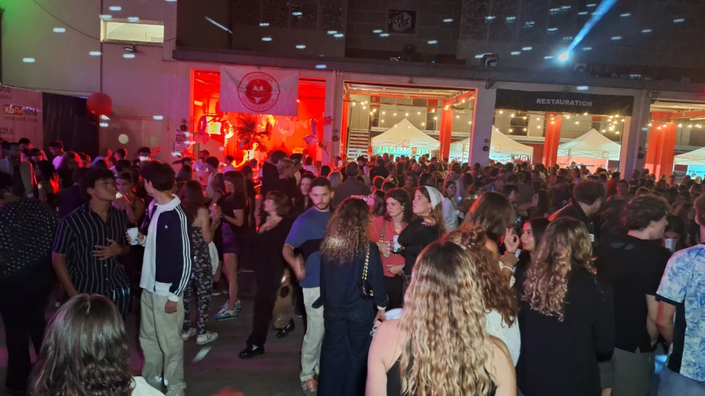 En images – Le Bal des pompiers de Dijon fait une nouvelle fois le plein à la caserne du Transvaal