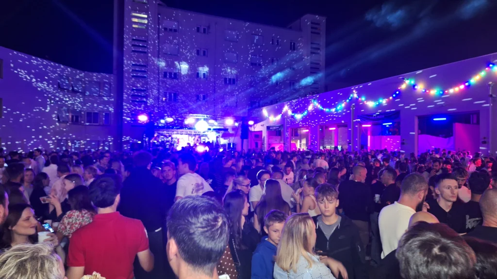 En images – Le Bal des pompiers de Dijon fait une nouvelle fois le plein à la caserne du Transvaal