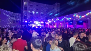 En images – Le Bal des pompiers de Dijon fait une nouvelle fois le plein à la caserne du Transvaal