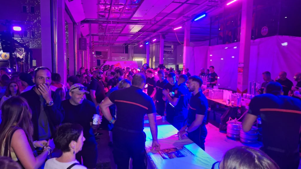En images – Le Bal des pompiers de Dijon fait une nouvelle fois le plein à la caserne du Transvaal