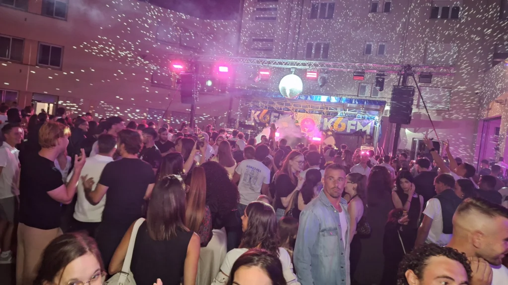 En images – Le Bal des pompiers de Dijon fait une nouvelle fois le plein à la caserne du Transvaal