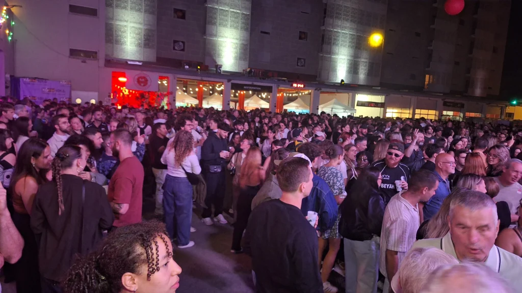En images – Le Bal des pompiers de Dijon fait une nouvelle fois le plein à la caserne du Transvaal