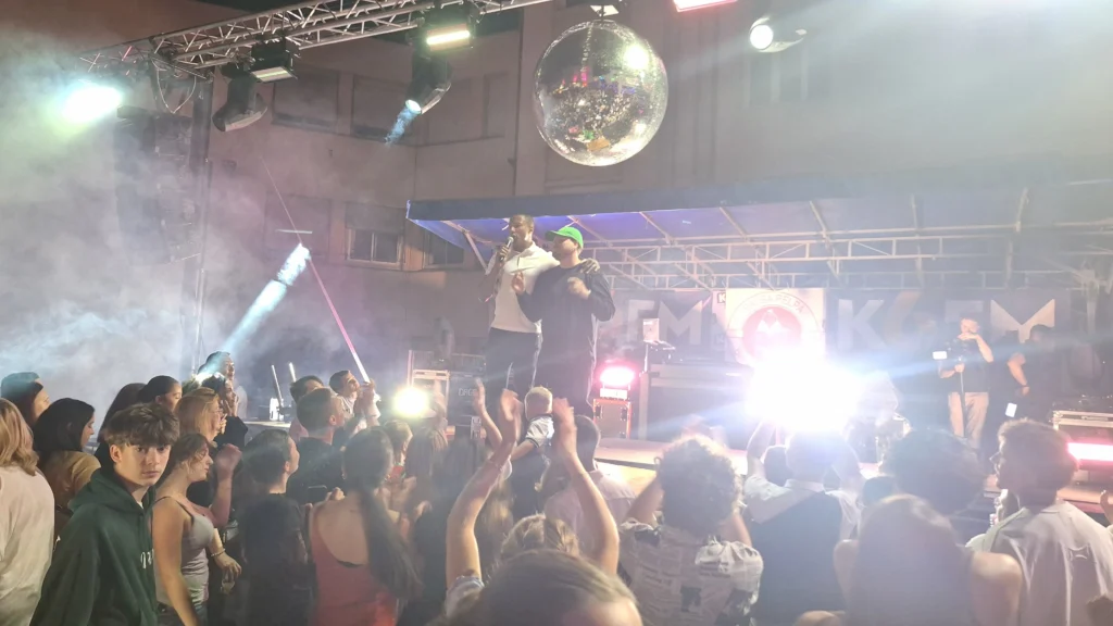 En images – Le Bal des pompiers de Dijon fait une nouvelle fois le plein à la caserne du Transvaal