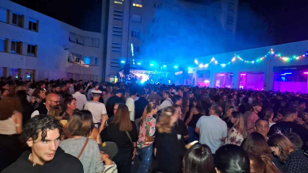 En images – Le Bal des pompiers de Dijon fait une nouvelle fois le plein à la caserne du Transvaal