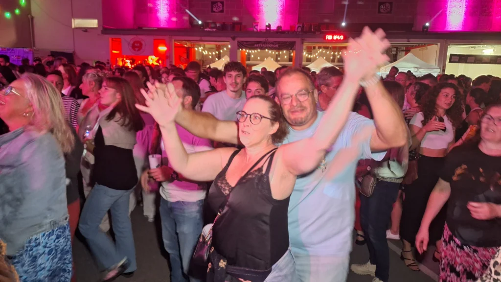 En images – Le Bal des pompiers de Dijon fait une nouvelle fois le plein à la caserne du Transvaal
