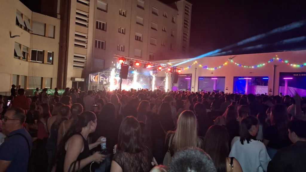 En images – Le Bal des pompiers de Dijon fait une nouvelle fois le plein à la caserne du Transvaal