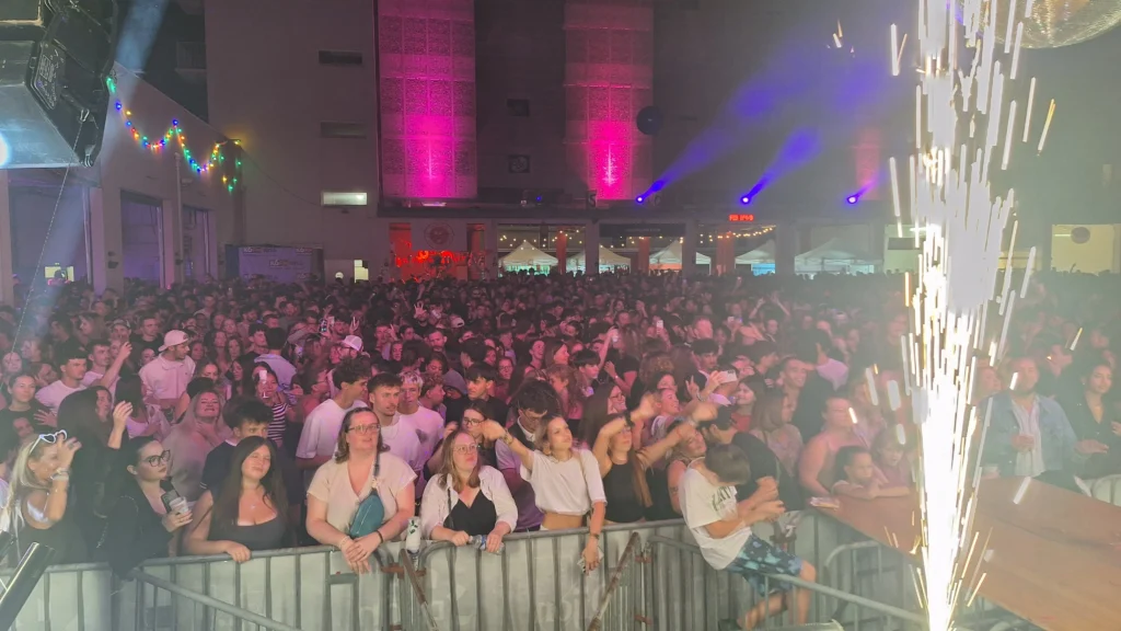 En images – Le Bal des pompiers de Dijon fait une nouvelle fois le plein à la caserne du Transvaal