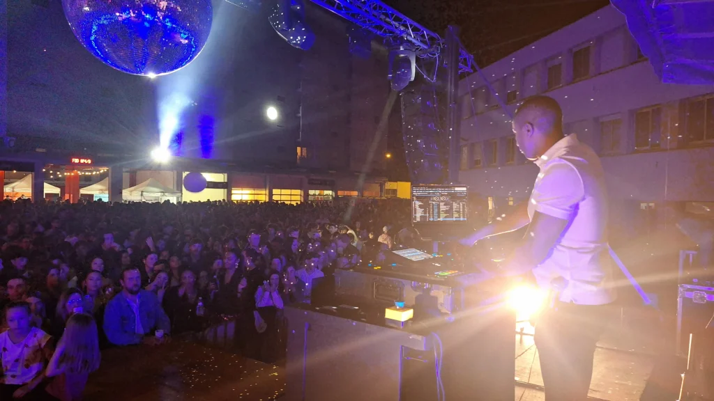 En images – Le Bal des pompiers de Dijon fait une nouvelle fois le plein à la caserne du Transvaal