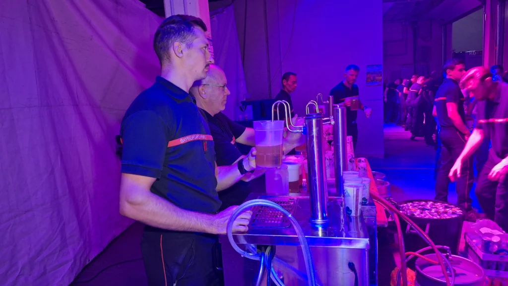 En images – Le Bal des pompiers de Dijon fait une nouvelle fois le plein à la caserne du Transvaal