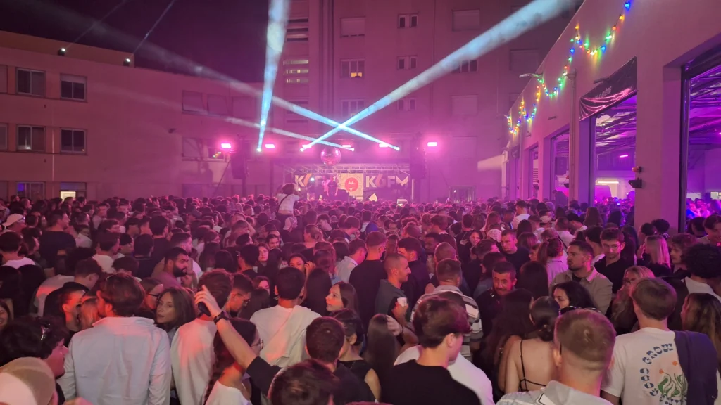 En images – Le Bal des pompiers de Dijon fait une nouvelle fois le plein à la caserne du Transvaal