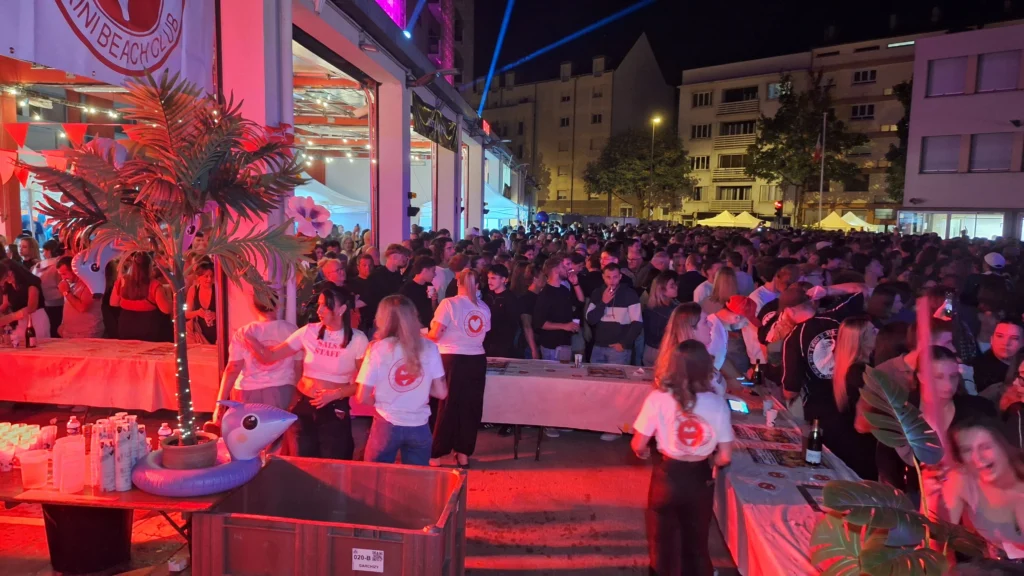 En images – Le Bal des pompiers de Dijon fait une nouvelle fois le plein à la caserne du Transvaal