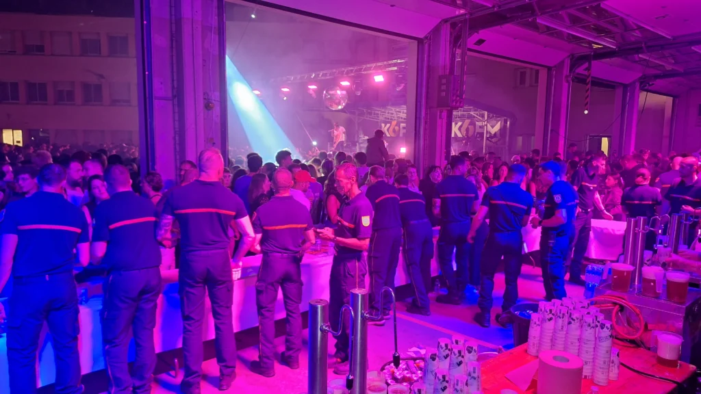 En images – Le Bal des pompiers de Dijon fait une nouvelle fois le plein à la caserne du Transvaal