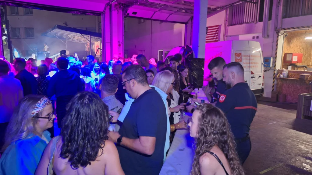 En images – Le Bal des pompiers de Dijon fait une nouvelle fois le plein à la caserne du Transvaal