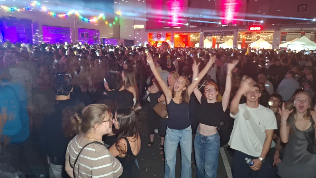 En images – Le Bal des pompiers de Dijon fait une nouvelle fois le plein à la caserne du Transvaal